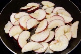 Шаг 3. Яблоко очистить, порезать и обжарить на сковороде.