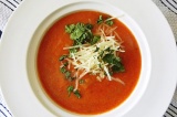 Готовое блюдо: томатный суп с гренками