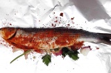Шаг 4. Рыбу начинить овощами, вложить веточки петрушки и посыпать приправой.