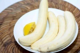 Шаг 2. Бананы очистить, сбрызнуть лимонным соком.