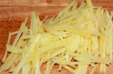Шаг 8. Картофель нарезать соломкой, тщательно промыть и обсушить.
