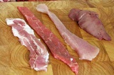 Шаг 1. Говядину, свинину и куриное мясо нарезать длинными полосками.