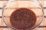 Шаг 6. Смешать с горчицей, медом, добавить растительное масло, соевый соус, соль