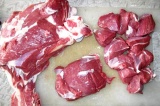 Шаг 1. Мясо нарезать небольшими кусочками.