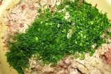 Шаг 5. Прокрутить через мясорубку лук и мясо, добавить зелень и манку.