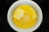Шаг 1. Масло растопить, смешать яйцами и сахаром.