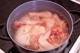 Шаг 1. Курицу отварить в воде в течение 1,5-2 часов.