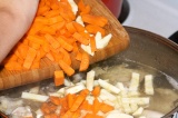 Шаг 7. Морковь и петрушку варить 10 минут. Затем закинуть картофель и варить око