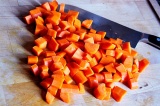Шаг 2. Порезать крупно морковь.
