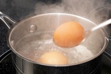 Шаг 1. Отварить яйца.