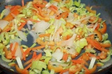 Шаг 5. Разогреть сливочное и оливковое масло, добавить лук-порей и морковь.