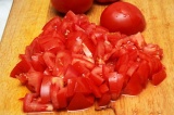 Шаг 2. Порезать помидоры.