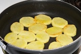 Шаг 3. Картофель очистить и порезать. Обжарить до золотистого цвета.