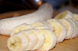 Шаг 1. Бананы очистить и нарезать.