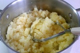 Шаг 1. Картофель отварить и сделать пюре, добавить масло и яйцо.