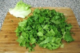 Шаг 1. Листья салата порезать и выложить на блюдо.