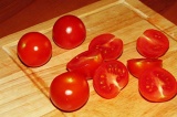 Шаг 7. Нарезать помидоры черри.