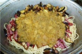 Шаг 8. Смешать спагетти, ветчину и баклажаны, залить соусом и посыпать сыром.