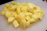 Шаг 3. Картофель очистить, нарезать кубиками и добавить в бульон.