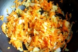 Шаг 4. Обжарить лук и морковь на сливочном масле.