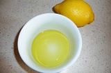 Шаг 7. Из лимона выжать сок смешать с оливковым маслом.