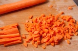 Шаг 2. Морковь порезать кубиками.
