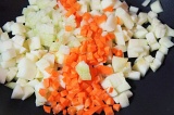 Шаг 4. Смешать морковь, кабачок и лук.