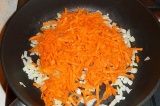 Шаг 5. Обжарить лук и морковь на растительном масле.