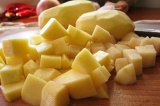 Шаг 7. Порезать картофель кубиками.
