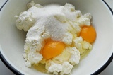 Шаг 1. Яйцо растереть с сахаром и творогом. Добавить кокосовую стружку.