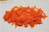 Шаг 11. Натереть на терке вареную морковь.