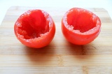 Шаг 5. У перца и помидоров срезать верхушки и удалить сердцевину.