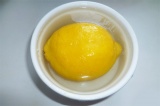 Шаг 2. Лимон помыть, обдать кипятком.