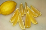 Шаг 3. Лимон порезать на дольки.