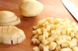 Шаг 2. Картофель очистить и нарезать кубиками.