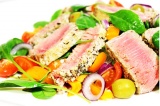 Готовое блюдо: легкий салат с тунцом