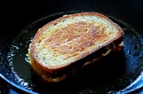 Шаг 8. Сложить бутерброд сэндвичем и обжарить на сковороде. Разрезать пополам пр