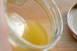 Шаг 6. Смешать сок лимона, бальзамический уксус, подсолнечное масло для заправки