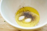 Шаг 7. Смешать оливковое масло с солью и перцем.