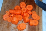 Шаг 1. Морковь очистить и нарезать кружочками.