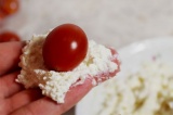 Шаг 5. Из сырного теста слепить шарики, поместив внутрь помидор.