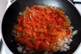 Шаг 4. Обжарить лук, добавить к нему помидоры, томатную пасту. Потушить.