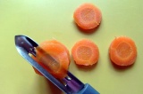 Шаг 4. Порезать морковь кружочками.