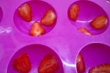 Шаг 4. В формы положить ягоды.