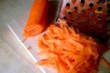 Шаг 4. Натереть морковь.