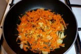 Шаг 5. Обжарить на растительном масле лук и морковь.