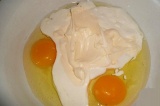 Шаг 1. Яйца смешать с майонезом и сметаной.
