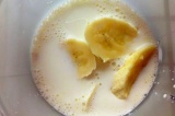 Шаг 3. Добавить бананы в молоко и взбить блендером.