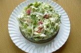 Готовое блюдо: салат из капусты, огурца и перца