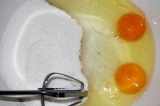 Шаг 6. Для крема яйца взбить с сахаром.
